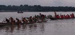 মহানন্দা নদীতে গ্রাম বাংলার ঐতিহ্যবাহী নৌকা বাইচ খেলা অনুষ্ঠিত