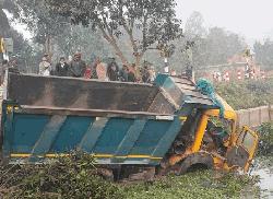 নওগাঁয় ডাম্প ট্রাকের চাপায় ৫ জন নিহত