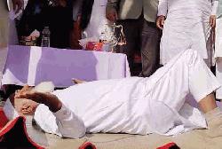 শীতল পাটি উপহার পেয়ে মঞ্চেই শুয়ে পড়লেন ডা. শফিকুর রহমান