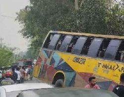 সিরাজগঞ্জে বাসচাপায় প্রাণ গেল মা-বাবার, হাসপাতালে মেয়ে