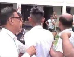 নাপিত ডেকে শিক্ষার্থীদের চুল কাটালেন সভাপতি, স্কুলে হাতাহাতি