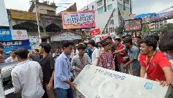 শিক্ষামন্ত্রীর পদত্যাগ দাবিতে সায়েন্সল্যাব মোড়ে শিক্ষার্থীদের অবরোধ