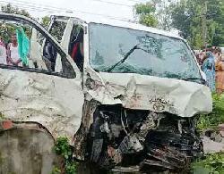 মাইক্রোবাস খাদে, শিশুসহ নিহত ২
