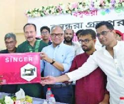  গোবিন্দগঞ্জে ২০ অসচ্ছল নারীর হাতে বসুন্ধরা গ্রুপের সেলাই মেশিন