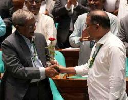 নবনির্বাচিত রাষ্ট্রপতিকে ফুল দিয়ে অভিনন্দন জানালেন প্রধানমন্ত্রী