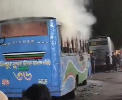 রাজধানীর কাফরুল থানার সামনে বাসে আগুন