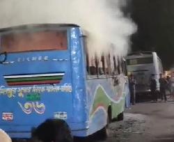 রাজধানীর কাফরুল থানার সামনে বাসে আগুন